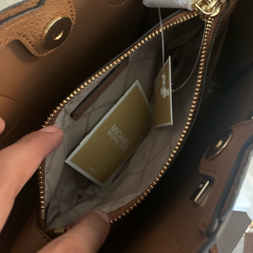 New MK ♥️ crossbody/ satchel - Picture 7 of 9